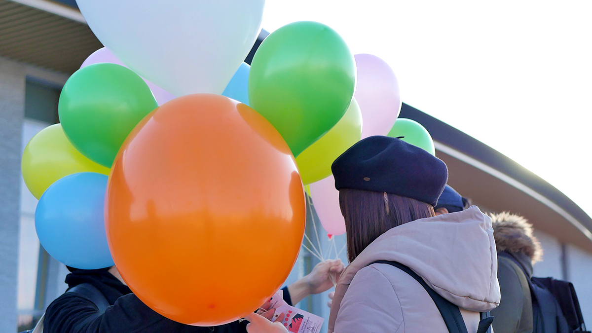 オフィス街で手紙付きの風船に遭遇！ 突如繋がった縁にほっこりLmaga.jp