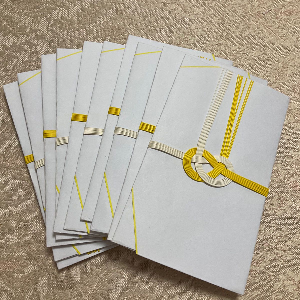 Amazon.co.jp: 仏事用 御供熨斗 黄白水引富久屋 京の雅 15個入 個包装和菓子詰合せ ギフトメッセージ対応 : 食品・飲料・お酒