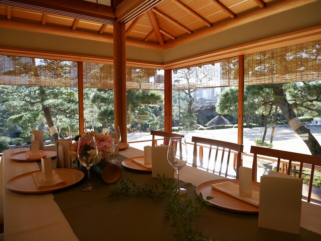 個室から日本庭園を望む料亭「壺中庵」八芳園 料亭「壺中庵 - KOCHUAN」