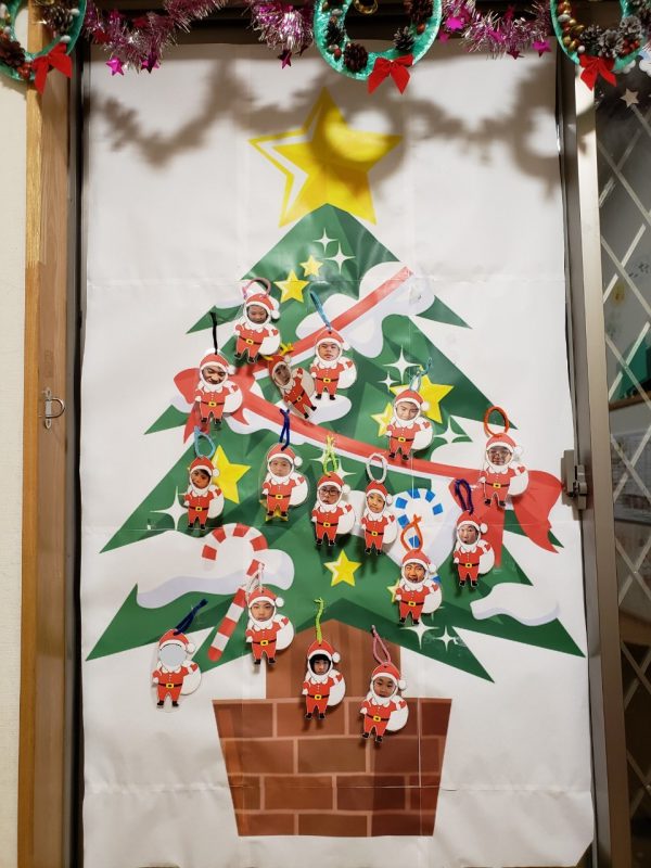 pierrot_sensei壁面製作 おしゃれクリスマスツリー . 超簡単！ 細長く切ったいろんな長さの折り紙を 貼りつけていくだけで おしゃれな クリスマスツリーの完成🎄✨ . 年中・年長さんなら切るのも 自分たちでたのしくできます♫ . 個人的には綿棒スタンプをした