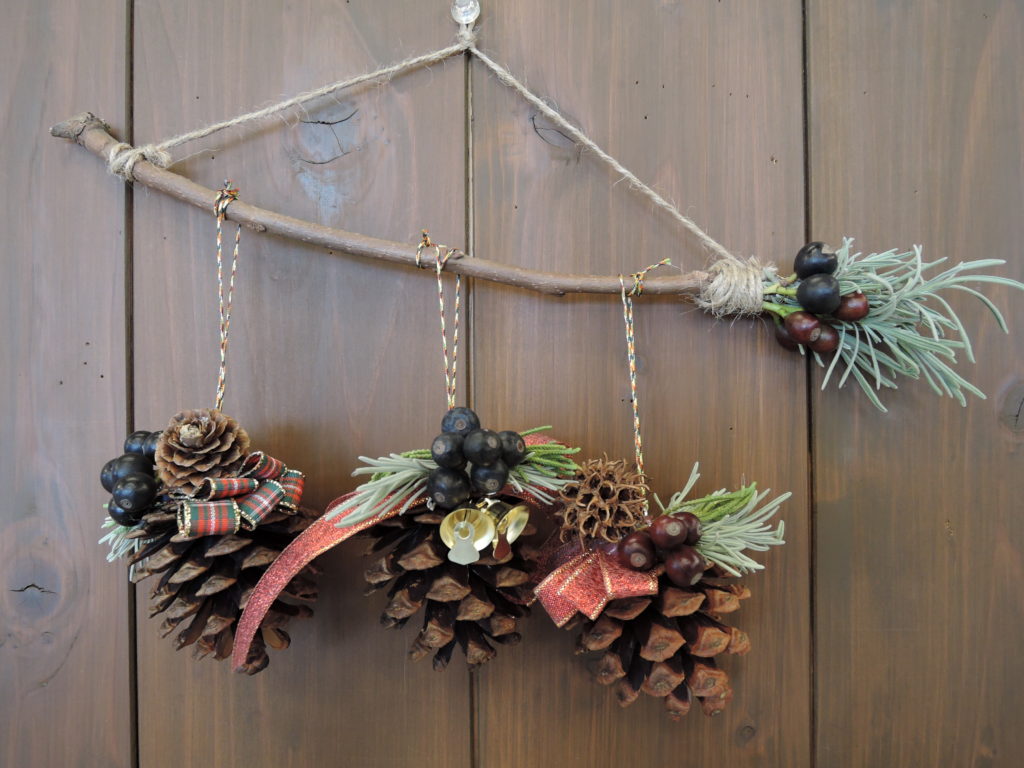 松ぼっくりとベリーが飾られたクリスマスツリー - PEとPVCのミックス枝先が付いた雪のフロスト人工クリスマスツリー、金属製ヒンジと 特集掲載 大きな 松ぼっくりのクリスマスツリー2024 - モリネコ工房minne 国内最大級のハンドメイド・手作り通販サイト