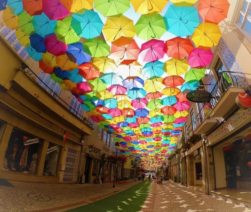 アゲダの傘祭り の詳細情報国： ポルトガル🇵🇹 都市： アゲダ 開催時期：7月上旬〜9月下旬 参加料：無料💰 祭りの詳細：アゲダ という小さな町で毎年開催される芸術祭