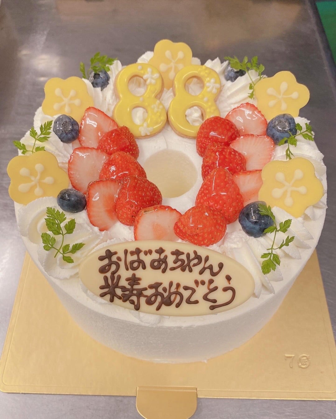 𓃒❊❀❁ ♕超特大 ロールケーキ♕ 還暦のお祝いケーキ🎂🌟 カップと並べると大きさわかるかな？ かなりデカいロールケーキ🤗フルーツもたっぷり入ってます😋💕ケーキ手作りケーキcakegateauxオーダーケーキスイーツ手作りスイーツsweetsお菓子作り