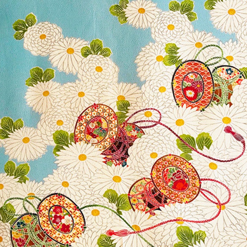 自由が丘店です！, 明日、9月9日は「重陽の節句」。, 古くから“菊の節句”とも呼ばれ、長寿や無病息災を願って菊を愛でる日です。,奇数は縁起のよい数字とされ、その中でも一番大きな「9」が重なる9月9日は、五節句の最後を飾る特別な日とされてきました。,この日に菊を飾ったり、菊酒をいただくことで長寿を祈ったといわれています。, 秋らしい彩りの菊は、暮らしにそっと季節を運んでくれます。,