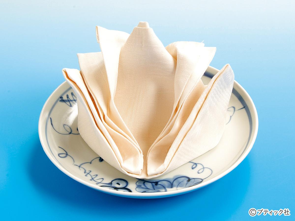 ハートのナプキンの折り方。, ぜひ保存して参考にしてみてくださいね♡, バレンタインだから、テーブルナプキンもハート♡, 立体的な可愛い折り方です。,とても簡単なので、やってみてくださいね。, 参考にしてやってみましたよ♪, という方、ぜひ @msdining2010 をメンションして,投稿してくださったら嬉しいです💕, シェアさせていただきます🥰,ノリタケ,テーブルコーディネート,