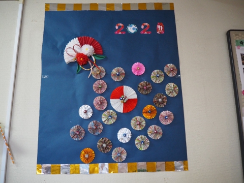 デイサービスの新年の壁画!! 宝船に新年の抱負を飾ります