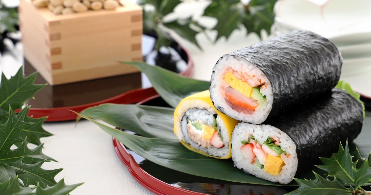 2025年の節分は、2月3日ではなく、2月2日。, 今年の恵方は「西南西」です。, ・, 恵方とは、干支に基づいて、めでたいと定められた方角。,その年の歳徳神 としとくじん のいる方角のこと。, ・, 「恵方」を向いて巻寿司を無言で丸かぶりすると、願い事がかない、福を招くと言われています。,・, 鬼は外！✨✨, 福は内！！✨✨, ・, 豆食べて、巻き寿司 , 私はそんなに食べられないので、,