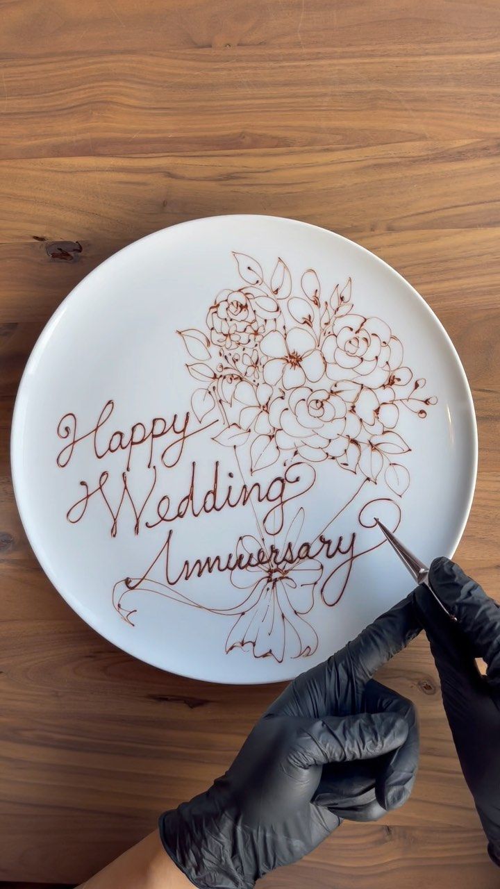 ウエルカムプレートの作り方ウエディングプレート、どんな素材で土台を作っていますか？ と質問いただいたので 使っている材料と作り方をこちらでも共有してみます。 ①大きめの写真立てのガラス部分に シュガーペーストを平らにのして、 その上で乾燥させる。 ②