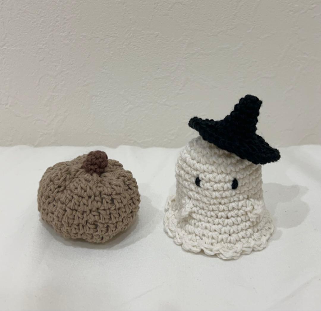 ハロウィンおばけちゃん 今年も作ってます💕 8月から、nico.puroは ハロウィンあみぐるみさん達が 加わります🎃✨ 特におばけちゃんは、昨年とっても人気だったので、8月からのイベントにたくさん連れていけるように、 今からもりもり制作中です😊 こちらはまだ帽子を