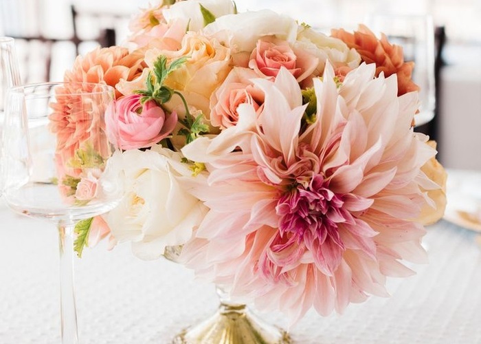 秋の装花 目黒雅叙園鷲の間さまへ ダリアとリンドウとRAW画像一会 ウエディングの花