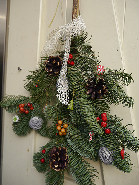 作り方レシピケイトウ・コットン・サツマ杉を使ったクリスマスのスワッグ＜Happy Holidays＞の作り方 – 土と風の植物園