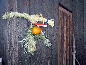 お飾りを大小合わせ20体ほど作りました 今年も立派な裏白、だいだい、ゆずり葉が付きました笠森観音正月お飾り長南町千葉県坂東三十三観音