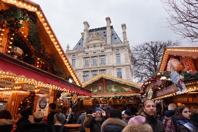 パリジェンヌ流クリスマスの過ごし方 。 アニエスベーと迎える、ホリデーの時間。Vol.1 FashionmadameFIGARO.jp フィガロジャポン