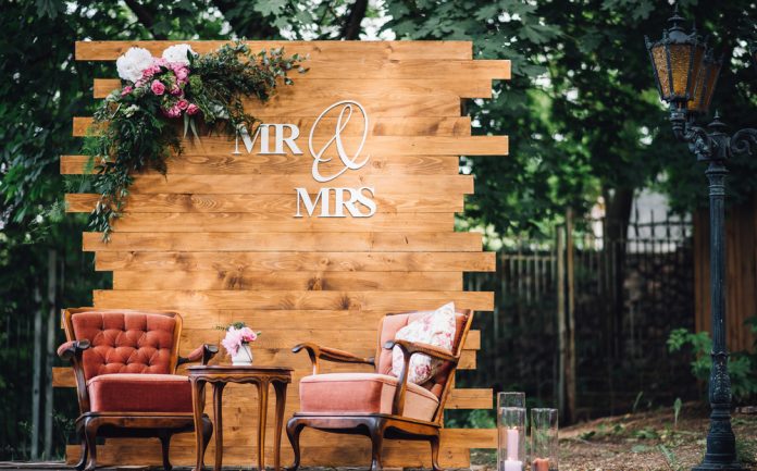 結婚式の『装花』の相場と、装花なしでもOK！節約アイディア花嫁ノート