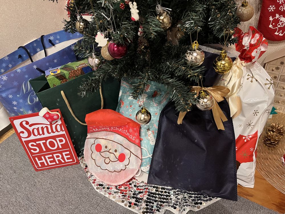 暗い部屋でクリスマス ツリーの下にプレゼントを置くサンタの写真素材・画像素材 Image 31531914