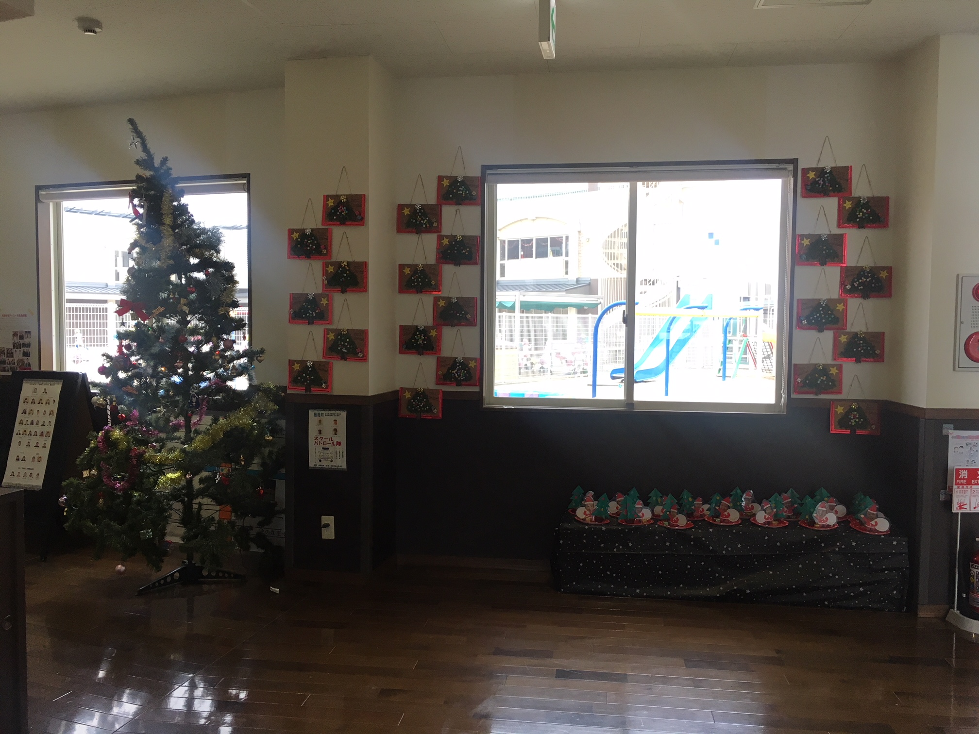 1階：西口広場と中央吹き抜け広場にクリスマス🎄のフォトスポット🎅を作りました！☆12月25日までブログあかやまJOYショッピングセンタ