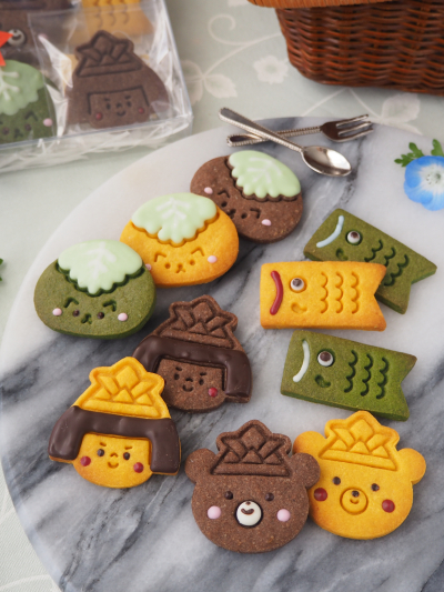 ほっこりさんのこいのぼりクッキー型」〜ちょこんと座る姿が愛らしい、こどもの日のお祝いクッキー