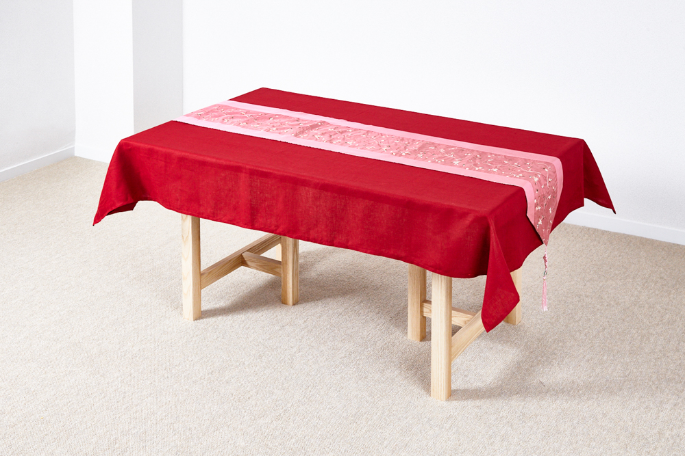 真っ白なクロスに鮮やかなブルーのセンターラインで海を感じさせるテーブルに、サーモンピンクとイエローの装花でポイントカラーをプラスしています。シンプルな中にもテーマを感じれられるコーディネートです。tg花嫁weddingウェディング結婚式プレ花嫁卒花