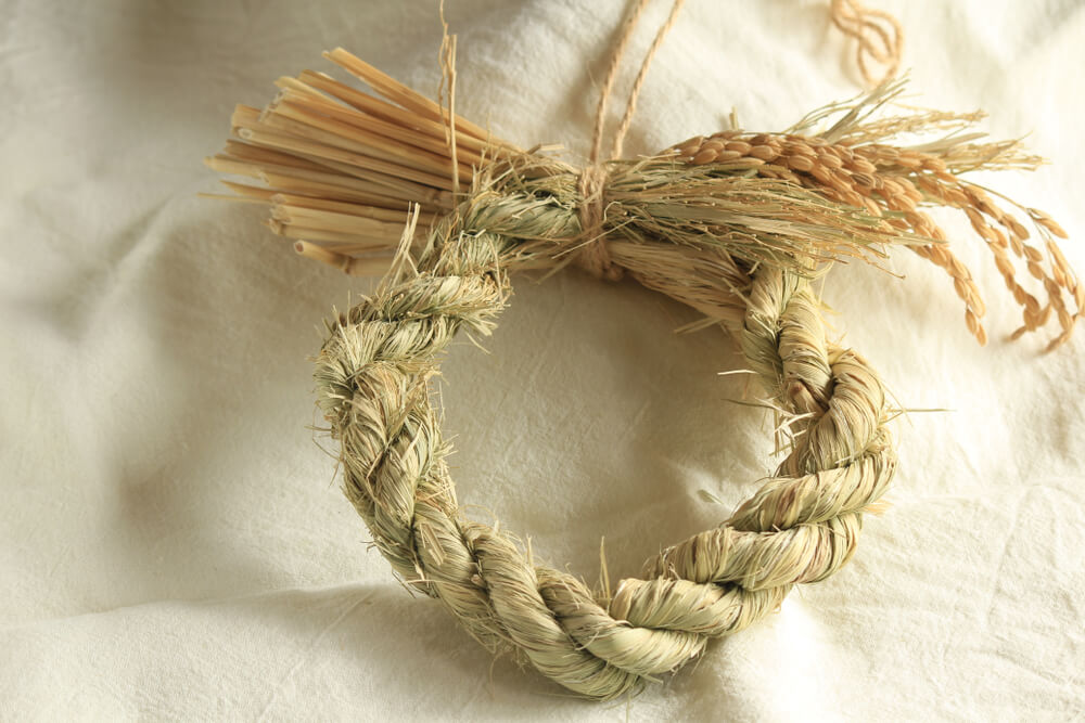 100均でしめ縄リース! 作り方付Handmade やDIY、植物あそびが好きです🌿 作り方つきで多肉にあう雑貨の作り方とアレンジ等を投稿しています。@a_piece_of_dream 🌱 ・ ・ しめ縄リースの手作りって可愛いですよねッ。 クラフト店では赤や紫、紙や紐のベースが売られ