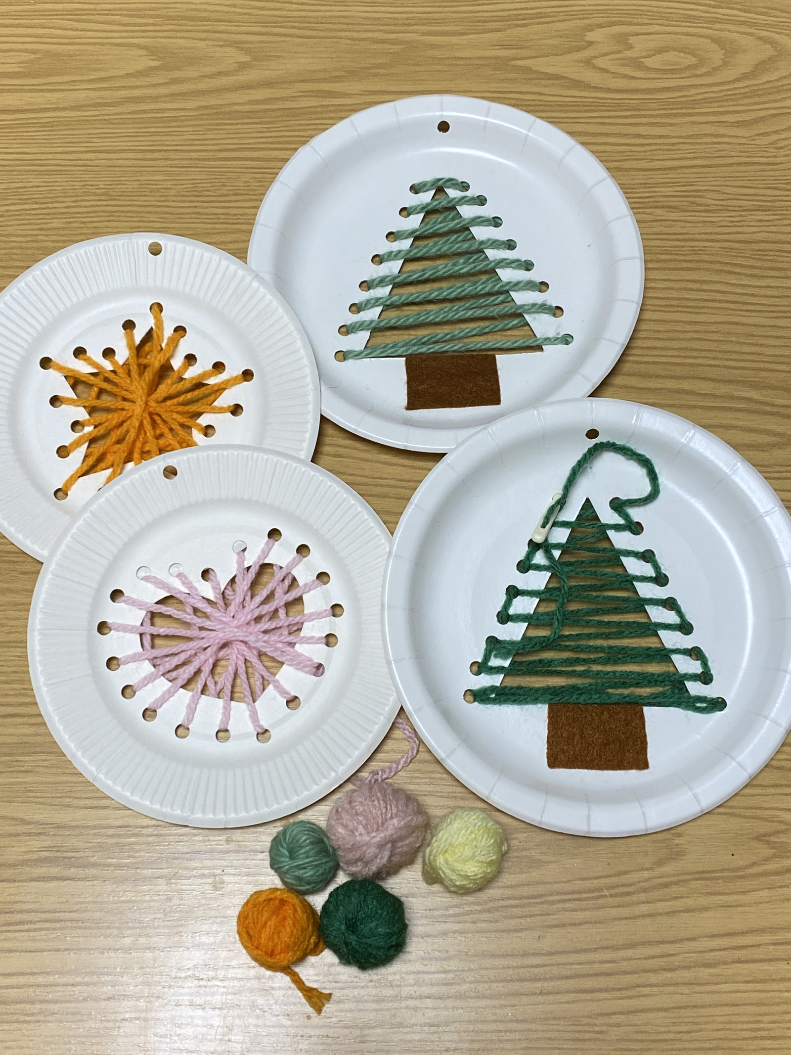 紙皿でクリスマスツリーの製作方法