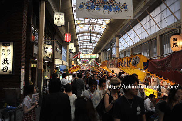 天神祭奉納花火は大混雑 : 大阪を歩こう