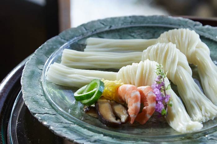 七夕カップそうめん」 カップに盛り付けたそうめんかわいいですね🌟 ぷちぷちからしの実は見た目もかわいくなるし、食感もプラスされて楽しみながら食べられますよ👍 茹で上がった麺を冷やし、ぷちぷちからしの実を絡めておくと、乾きにくくなります！ シーンに合わせて