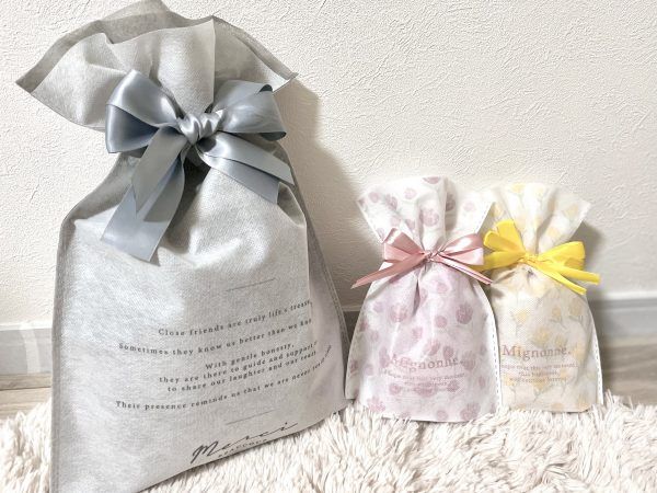 リボン付きのギフトバッグ綺麗なリボンの結び方つつみとむすび