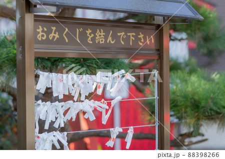 大吉前陣子去茨城取材，拜訪了「笠間稻荷神社」。說到稻荷神社，大家最有印象的應該是京都的伏見稻荷大社吧，但其實它們都是日本三大稻荷神社之一唷！參拜完，等待社方人員寫御朱印時，看到外頭有擺放狐狸造型的御神籤，決定在這抽支籤，看看自己接下來的運勢是如何