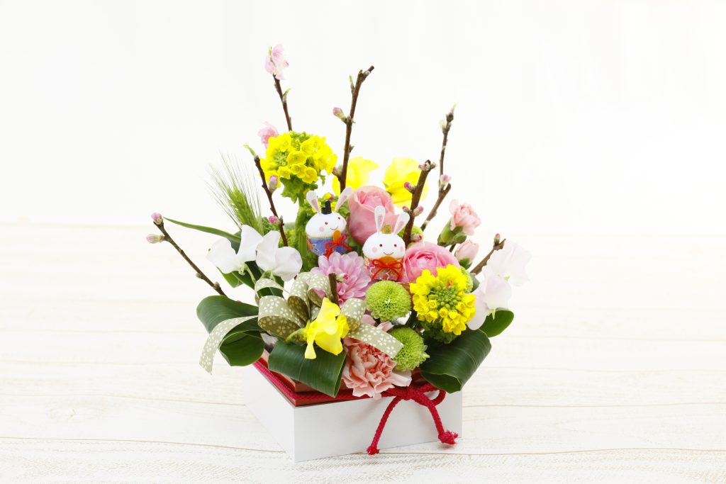 ３月３日ひな祭りのかわいい桃形お菓子とクッキー缶の桃色花アレンジGardenStoryガーデンストーリー