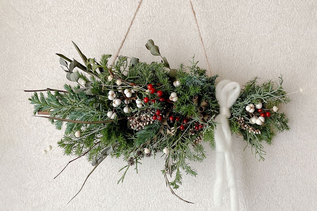 クリスマスリースよりも簡単♪おしゃれな壁飾り「スワッグ」の作り方をご紹介キナリノ