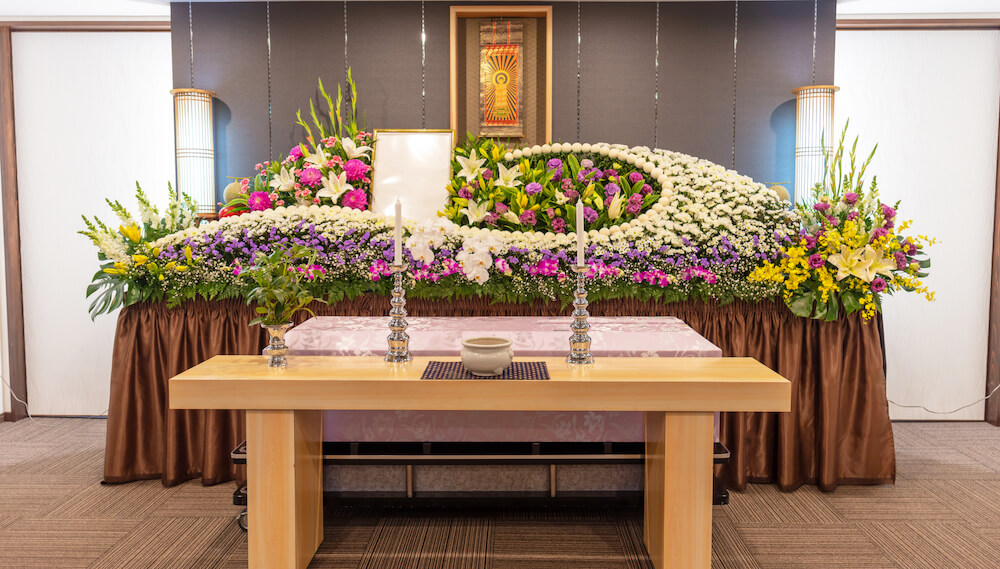 大輪の菊を使用した花祭壇 菊 サイレント– 中野区の葬儀は中野区の葬儀社、あすなろ葬祭