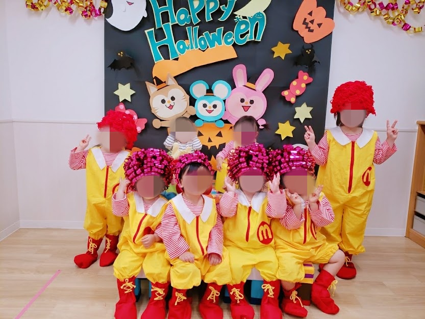 👻おばけ👻 今回はハロウィンの仮装5作品目！ おばけの作り方をご紹介します！ アーテックの衣装ベースは針・糸不要！ 5～10分で可愛い衣装が作れます💡✂✂✂✂✂✂✂✂✂✂✂✂✂✂✂✂ 使用素材 ・衣装ベース 帽子黒・衣装ベース マント白・不織布赤・黒