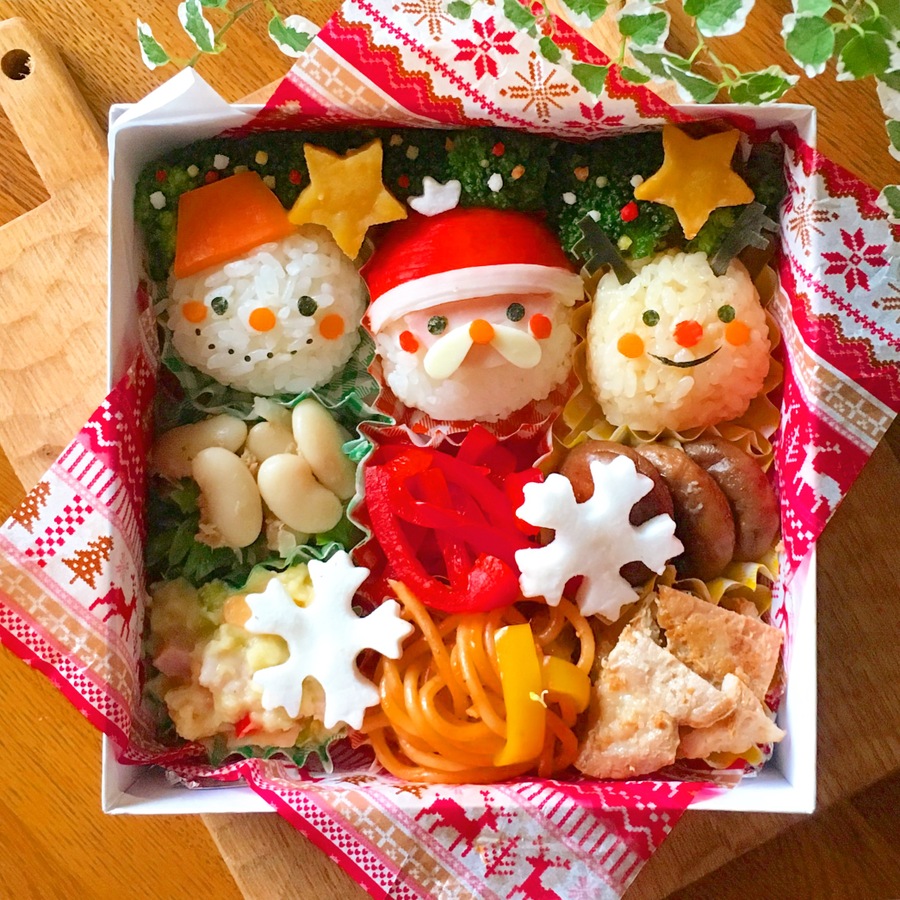 ミッフィーサンタのクリスマス弁当🎄材料ごはん 適量 カニカマ ２～３本 海苔 少々 チェダースライスチーズ 少々 マヨネーズ 少々作り方１．ごはんをラップに包み、顔、耳×２、体、手×２、足×２をにぎる。 顔はサンタ帽をイメージしてしずく型ににぎる。 ２