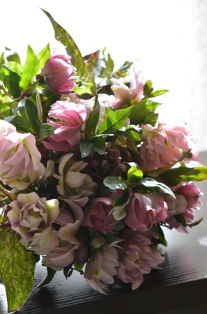 三種のクリスマスローズの花束 の写真素材88528147- PIXTA