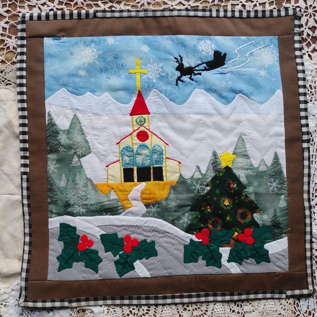 キルトでふっくら クリスマスツリーの壁掛け☆サンタクロースのかくれんぼ☆ タペストリー・壁掛け 野の花キルト 通販6532959Creema クリーマ