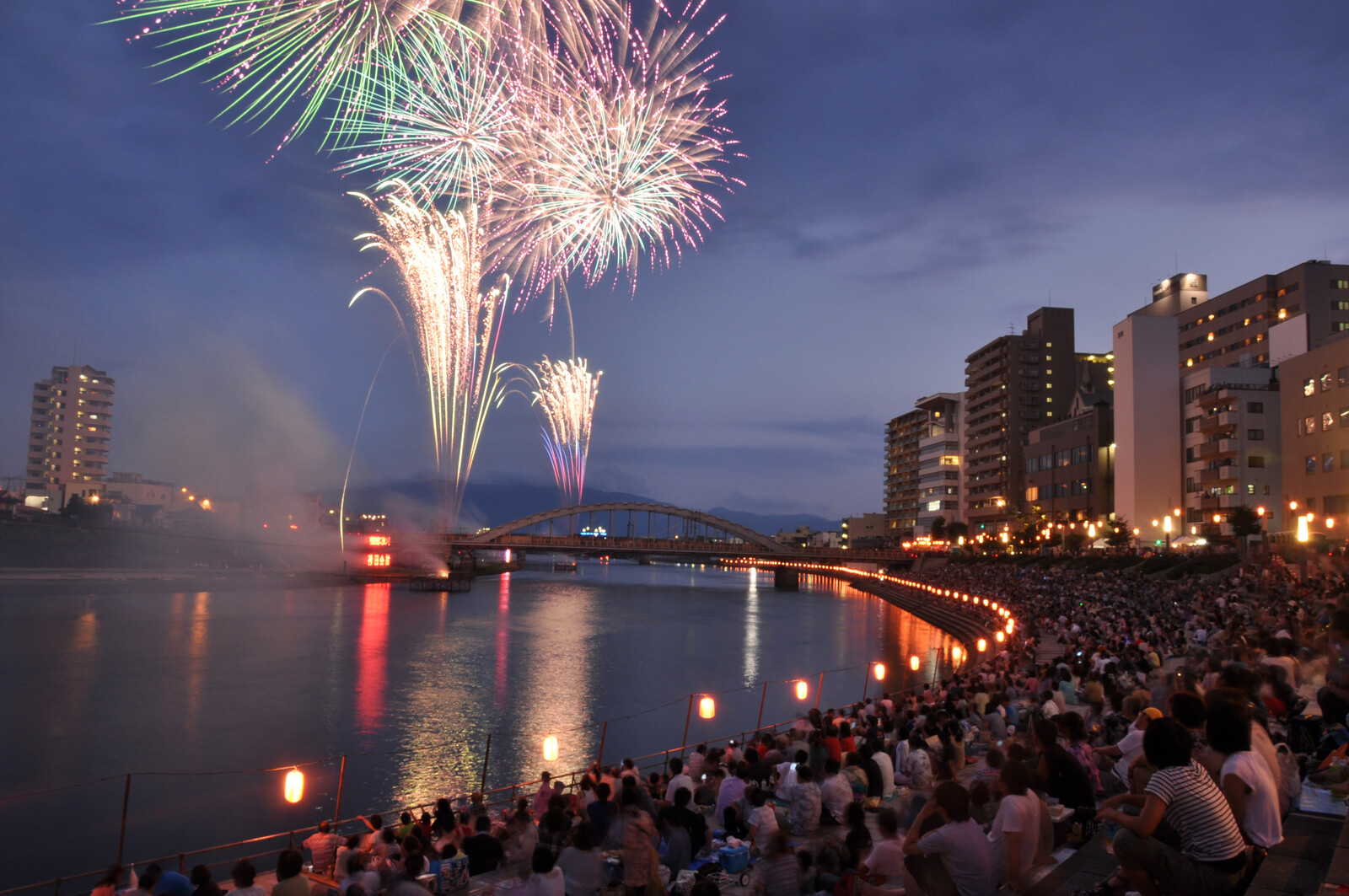 逗子海岸で花火大会 夏の訪れ告げる大輪７千発カナロコ by 神奈川新聞