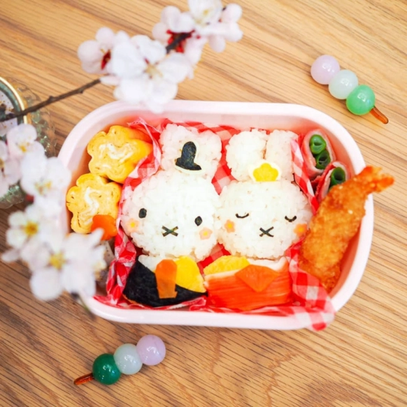 キティ＆ダニエルのひな祭り弁当＊キャラ弁 高速動画あり: momo's obentou＊キャラ弁 Powered by ライブドアブログ