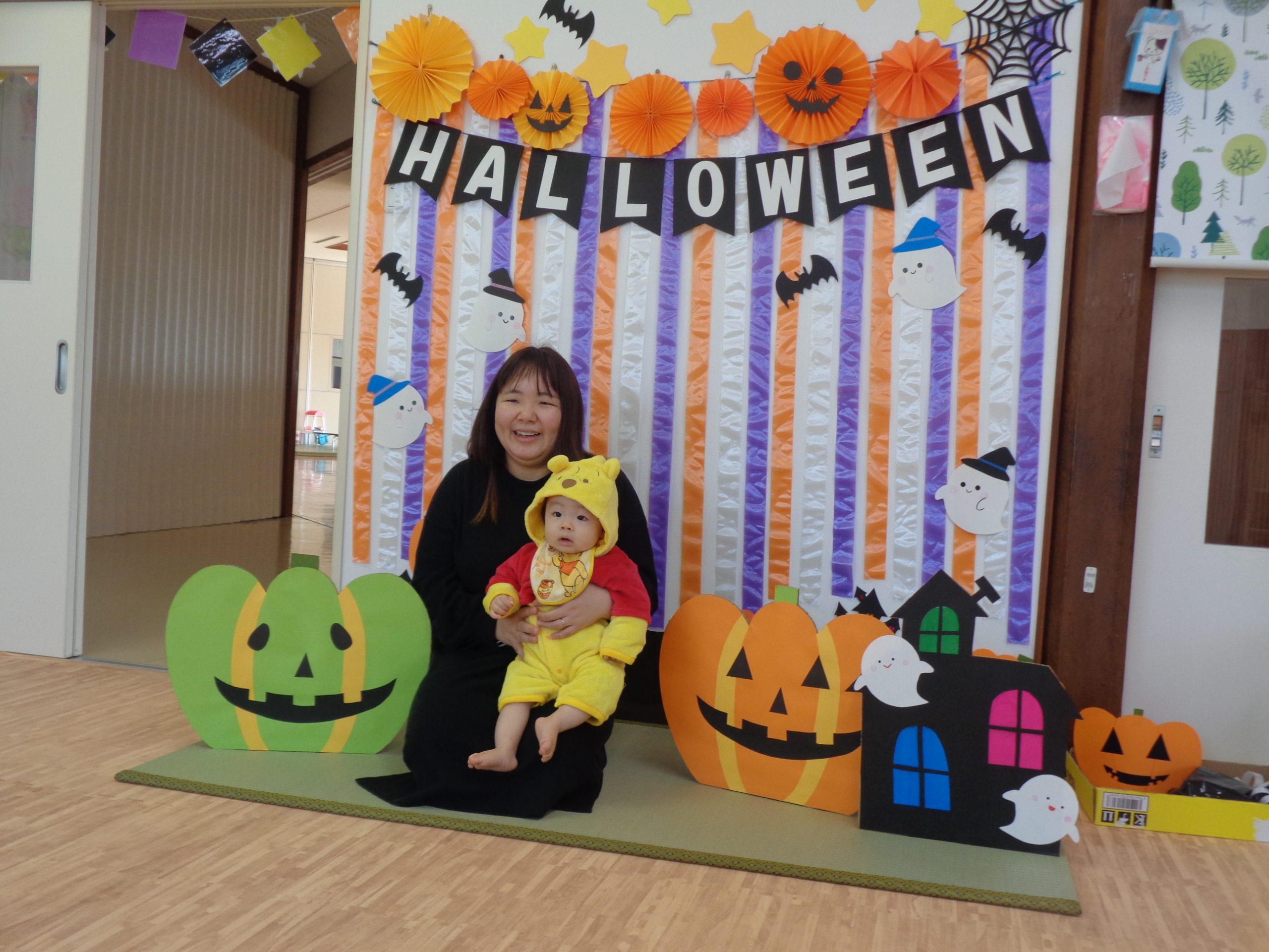 子育て交流広場ちっくたっくの10月の壁面