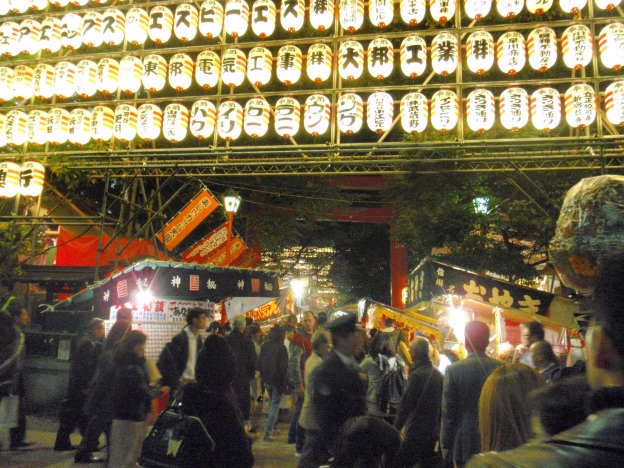 新宿の守り神「花園神社」酉の市に恒例の見世物小屋が登場！ TOKYO HEADLINE