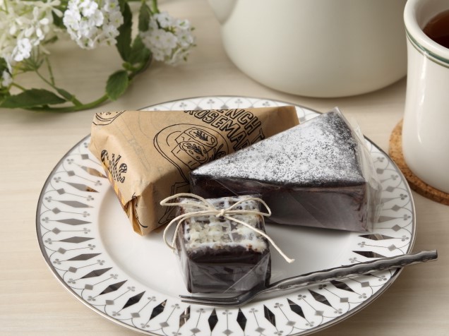 バレンタイン！おしゃれラッピング8選🤍 写真に写っているラッピング用品はほとんど百均で揃えました！💭2枚目～5枚目までのお菓子はレシピも投稿しています🌷 @komuta60 ご質問などはDMへ︎お願いします𓐍𓏸𓈒バレンタインラッピングラッピングアイデア手作り