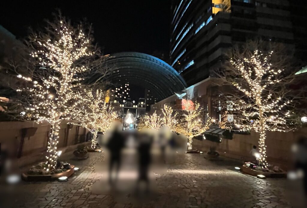 時計広場に設けられた高さ７．５メートルのクリ ：クリスマスイルミ２００７特集：時事ドットコム