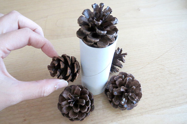 松ぼっくりとハンガーでクリスマスリースを手作りしてみたいち歩