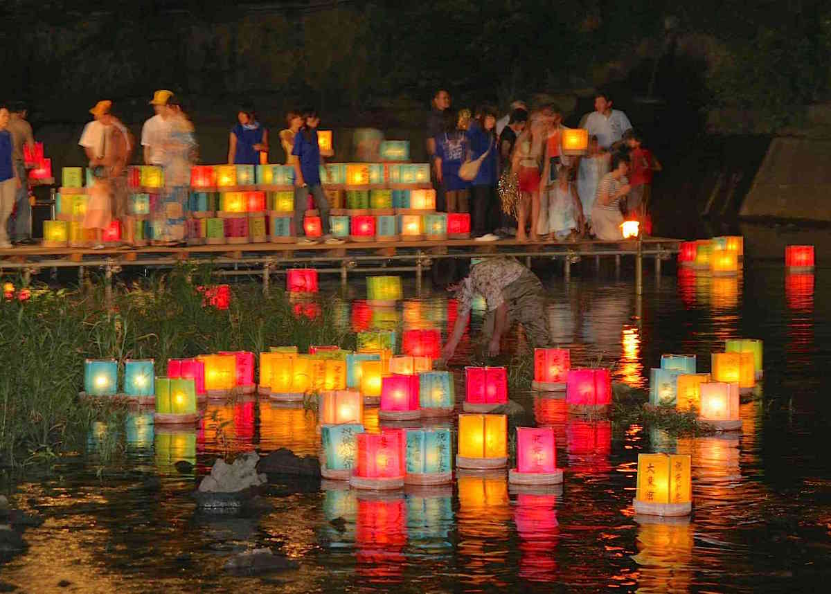 円龍寺灯籠流し法要の様子。お盆に飾った灯籠は送り火として流す真宗興正派 円龍寺