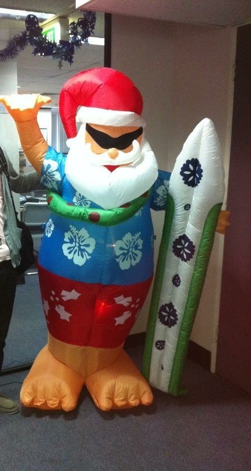 何でサンタさん🎅がビーチに?！ オーストラリア🇦🇺は日本と逆の夏なので、ビーチでクリスマスまでゆっくり休んでいるんです😂世界をあっちこっちに飛ぶサンタさんは気候が色々変わるから大変ですよね。 そんな、来週は今年最後のエピソードとして、サンタクロース