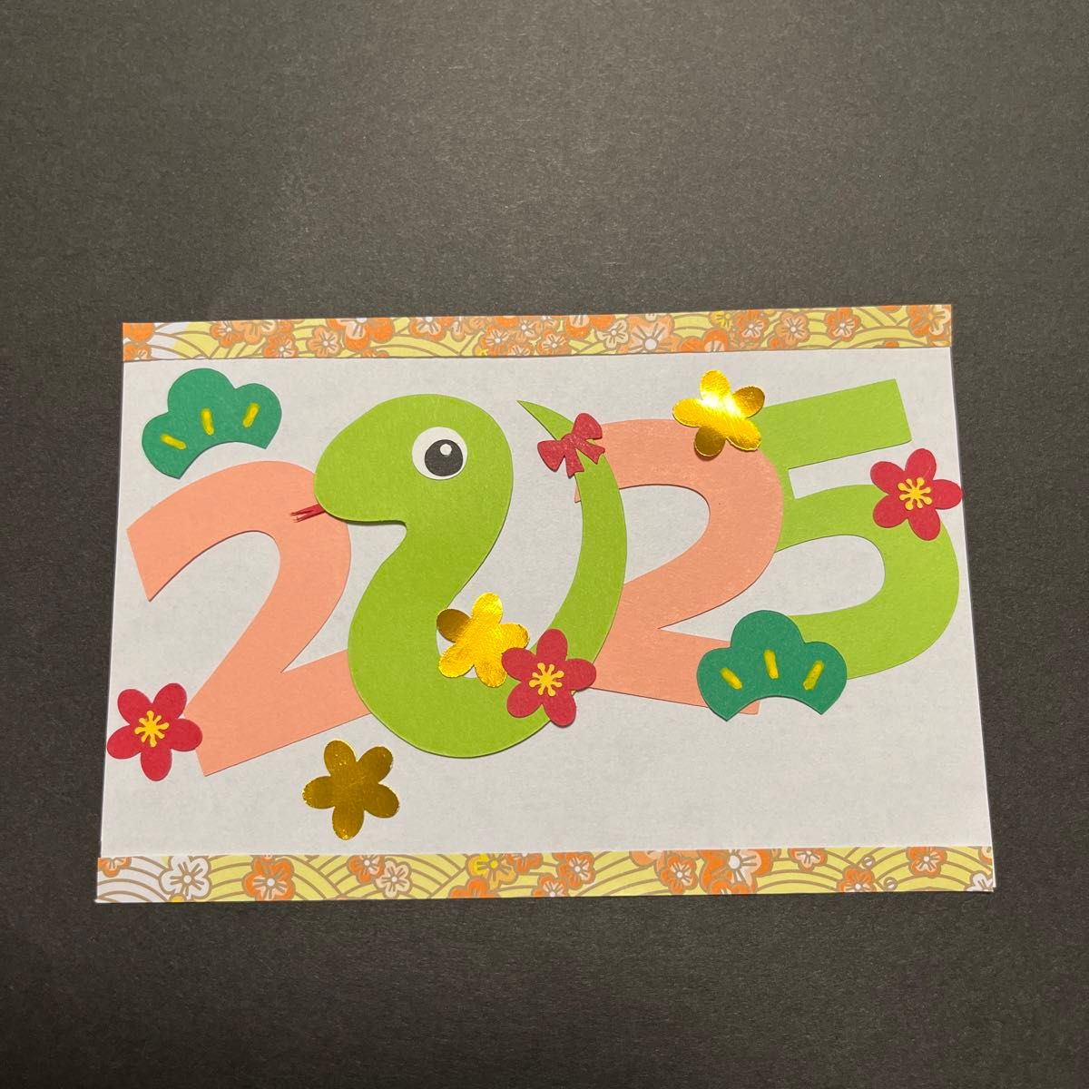 ヘビの置物の和風年賀状1 挨拶文あり ：イラスト無料