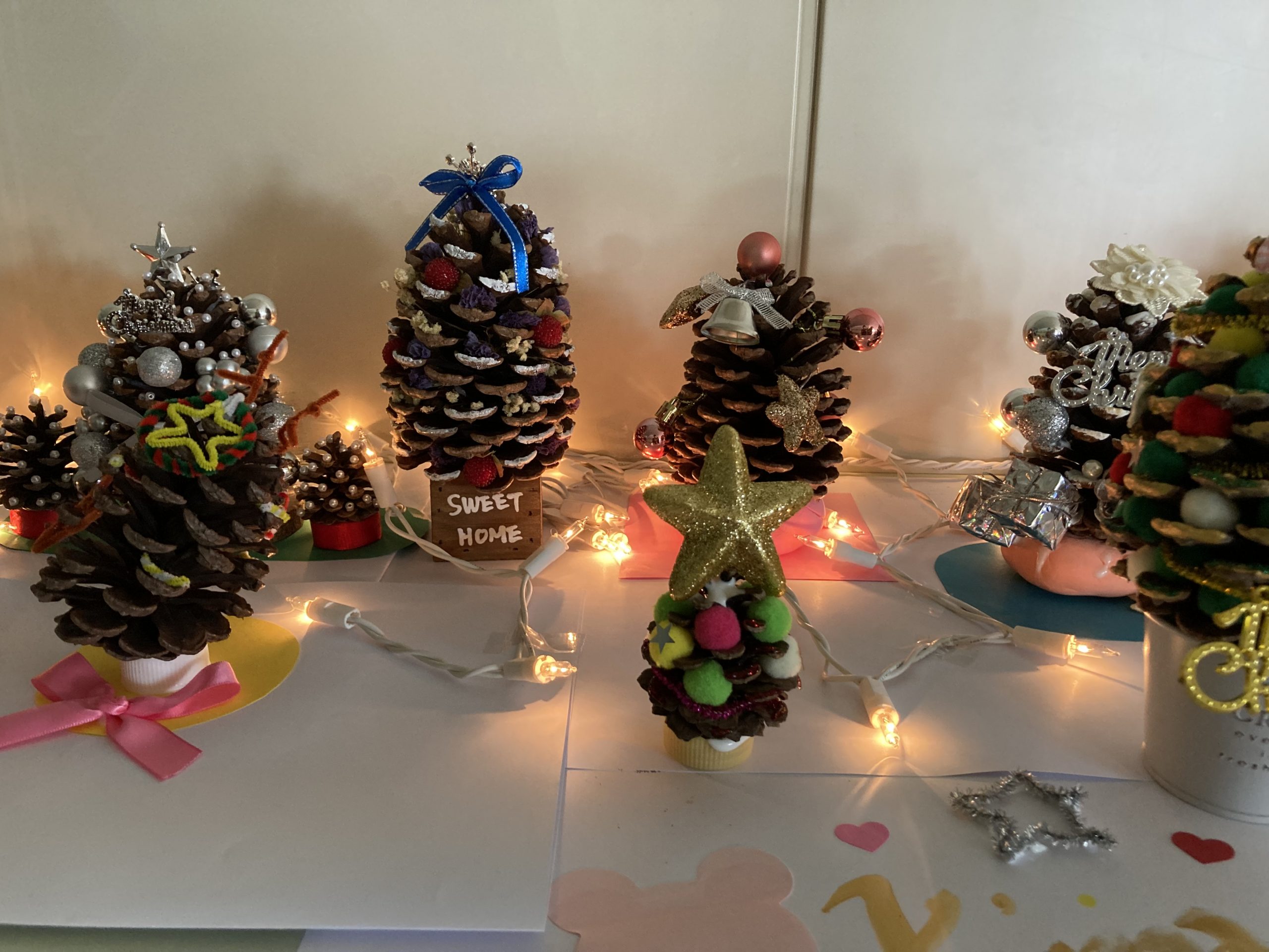 小さくて可愛い「松ぼっくりツリー」の作り方とクリスマスを彩るアレンジ3選。Craftie Style