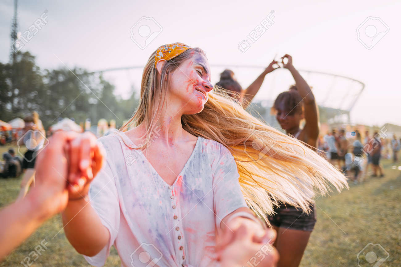 インドのホーリー祭：カラフルで楽しい春のお祝い