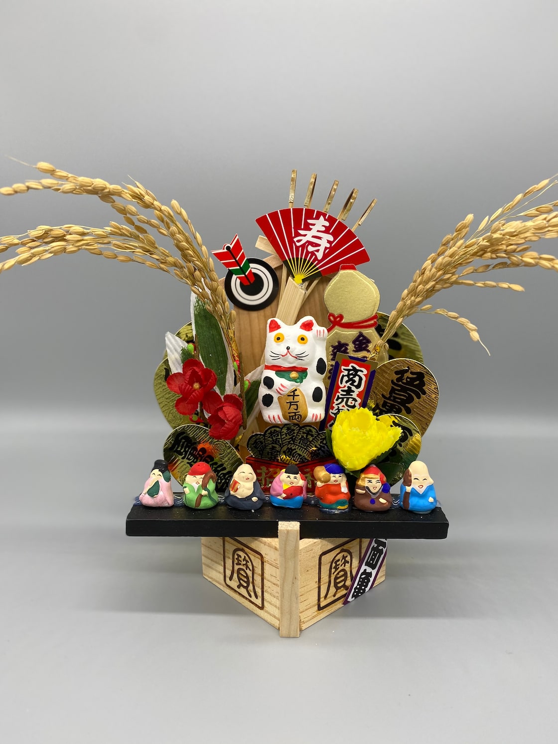 熊手の魅せる飾り方！固定の仕方とビニール袋から出すかどうかも解説 - くらしの小箱