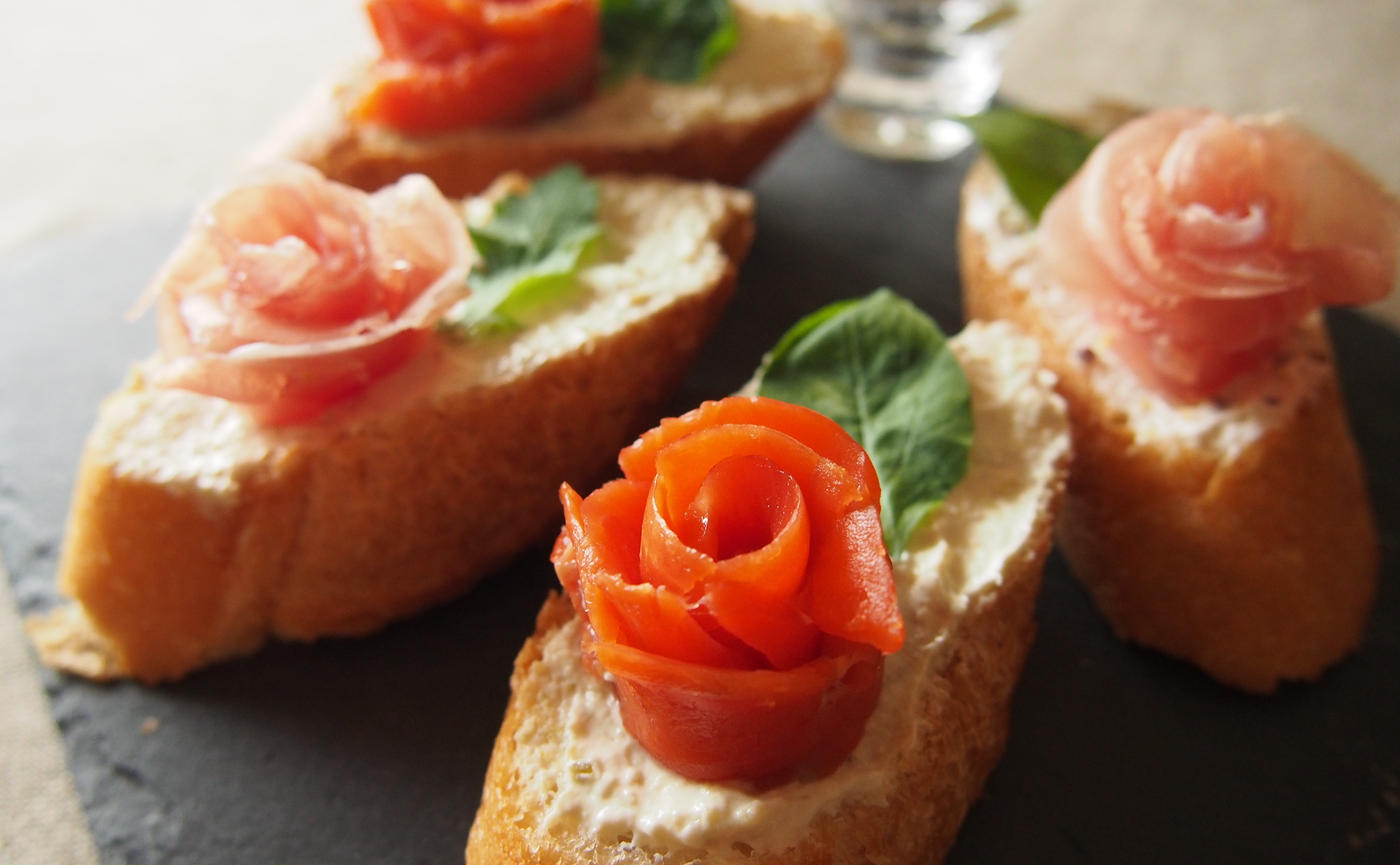 ヒルトン東京“肉”が主役のクリスマスアフタヌーンティー、ツリー型スタンドのサイドメニューも - ファッションプレス