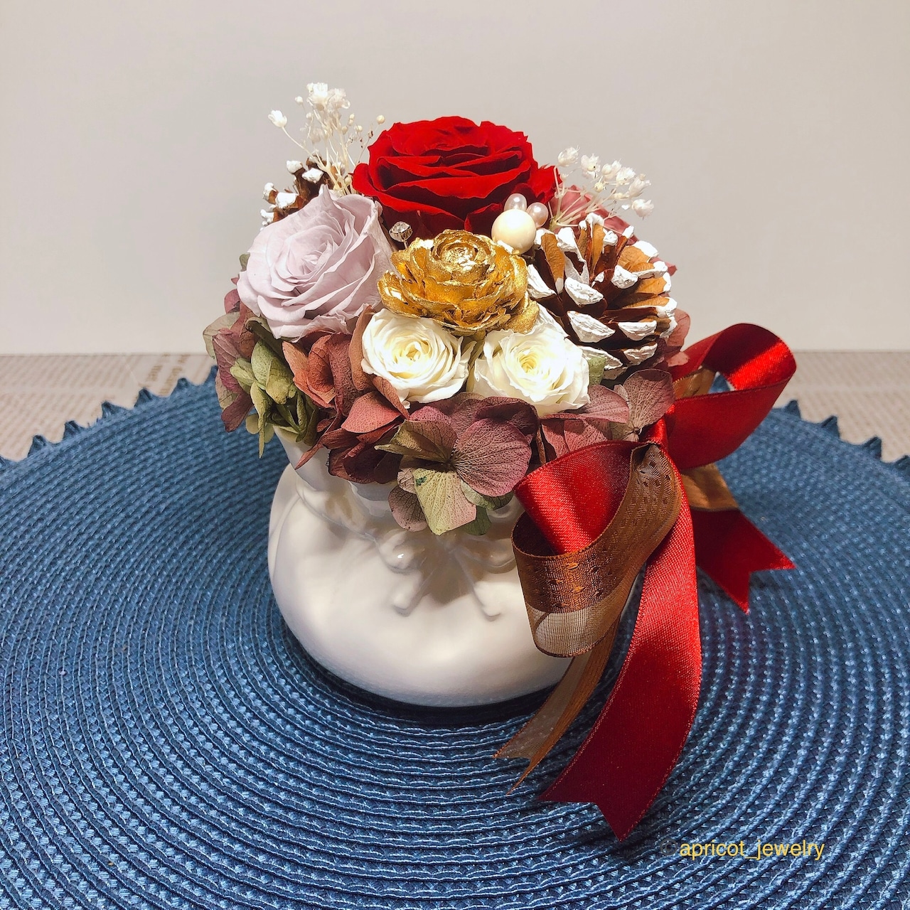 １回で豪華に作る！クリスマスリースの作り方 来年も使えるプリザーブドフラワーのアレンジ東京・表参道・青山プリザーブドフラワーアレンジメント教室「花 学校」初心者でも1回でおしゃれに手作りする！お花レッスン